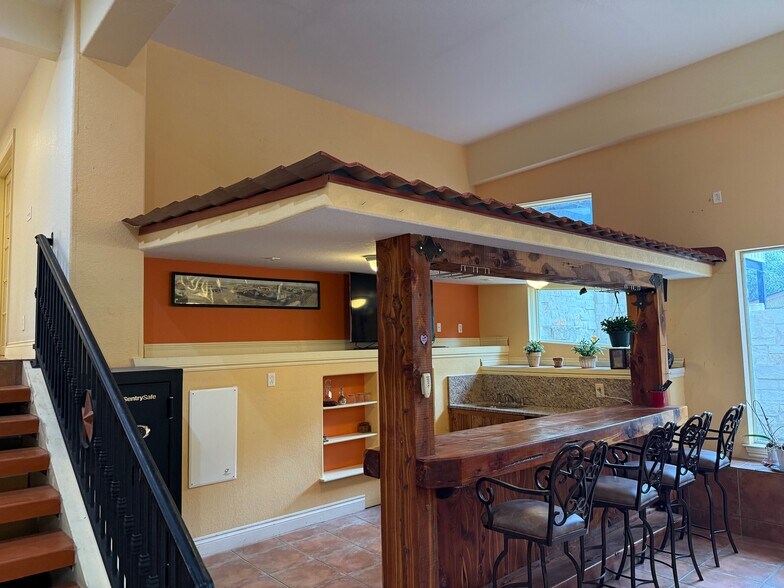 1684 Rocky Riv, Canyon Lake, TX à vendre - Photo du bâtiment - Image 2 de 27