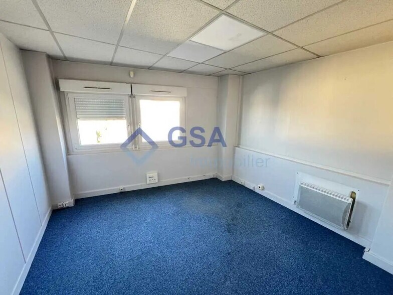 Bureau dans Corbeil-Essonnes à louer - Photo du bâtiment - Image 3 de 8