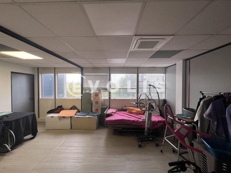 Office in Créteil for lease - Interior Photo - Image 3 of 7