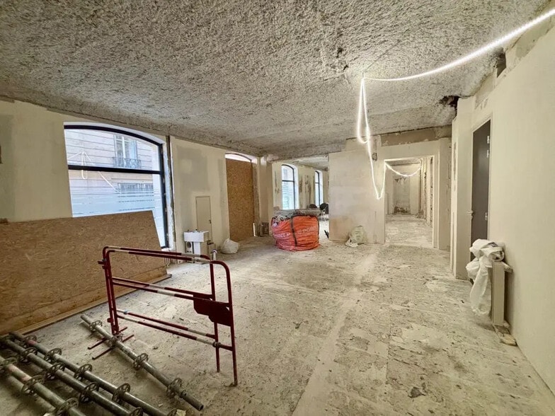 Retail in Paris for lease - Construction Photo - Image 2 of 5