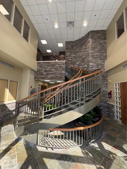 1005 S 107th Ave, Omaha, NE for lease - Building Photo - Image 2 of 11