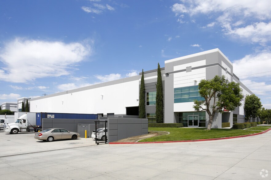 12481 Riverside Dr, Eastvale, CA for lease - Primary Photo - Image 1 of 5