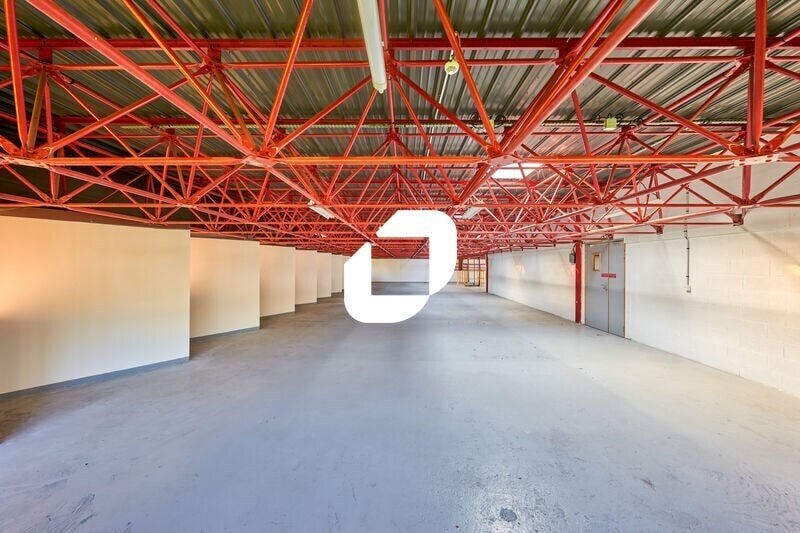 Flex in Montigny-le-Bretonneux for lease - Interior Photo - Image 3 of 11