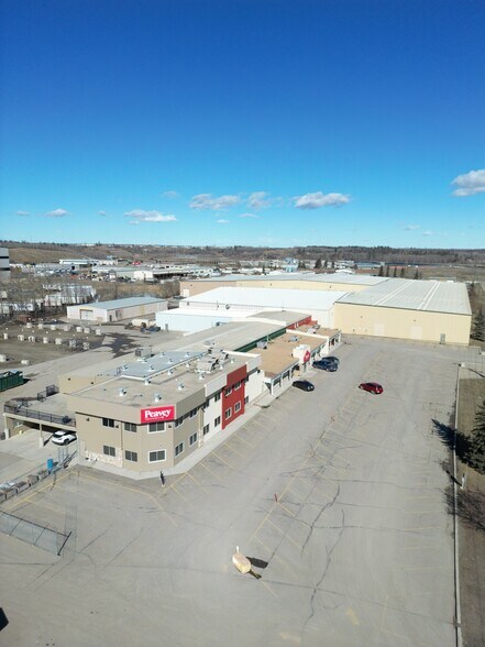 7740 40 Ave, Red Deer, AB à vendre - Photo du bâtiment - Image 3 de 5