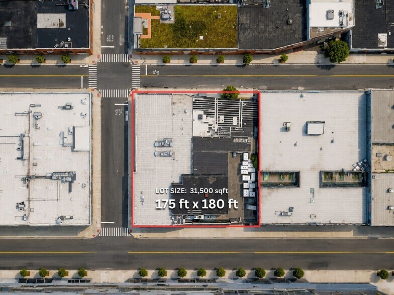 23-01 Borden Ave, Long Island City, NY à vendre - Photo du bâtiment - Image 2 de 9