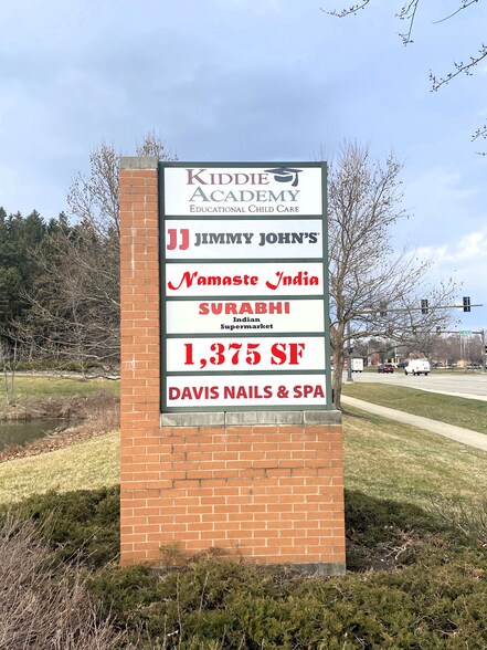 1040-1060 S Sutton Rd, Streamwood, IL à louer - Photo du bâtiment - Image 2 de 10