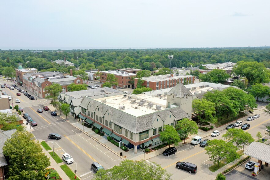 225 E Deerpath, Lake Forest, IL à louer - Photo du bâtiment - Image 2 de 8