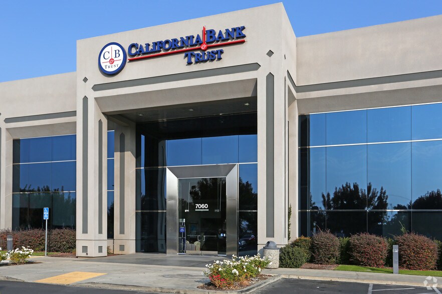 7060 N Fresno St, Fresno, CA à louer - Photo du bâtiment - Image 2 de 14