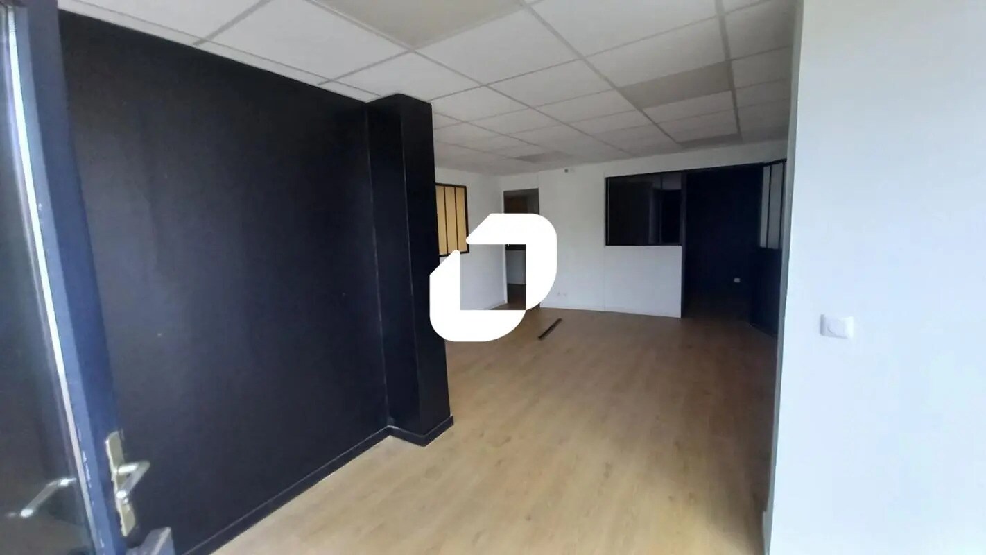 Retail in VILLENEUVE-D'ASCQ for lease Building Photo- Image 1 of 8