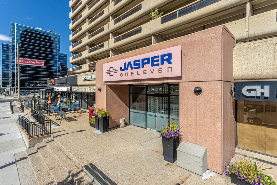 11020 Jasper Av NW, Edmonton, AB à louer - Photo du bâtiment - Image 2 de 21