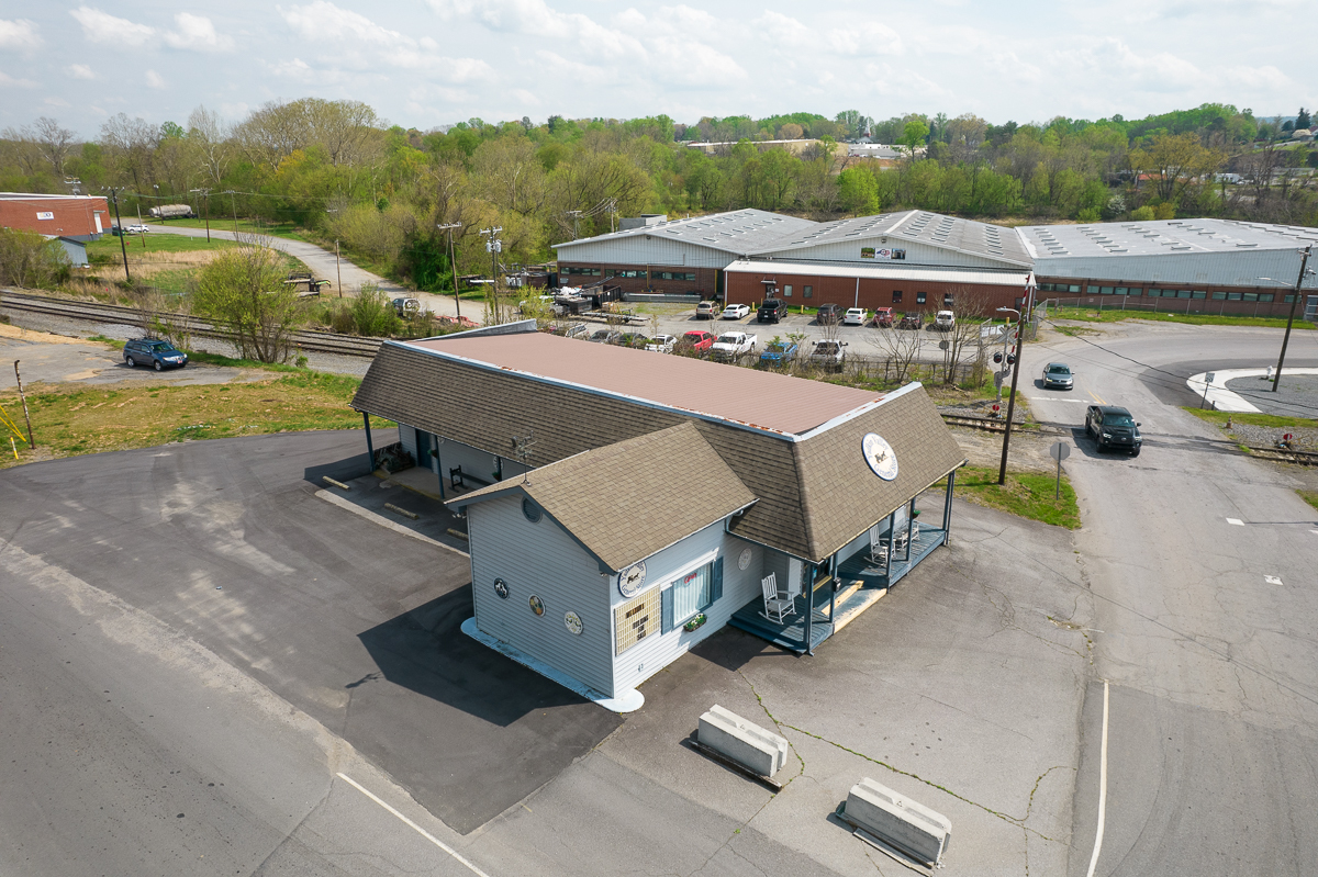 302 E Main St, Elkin, NC for sale Primary Photo- Image 1 of 1