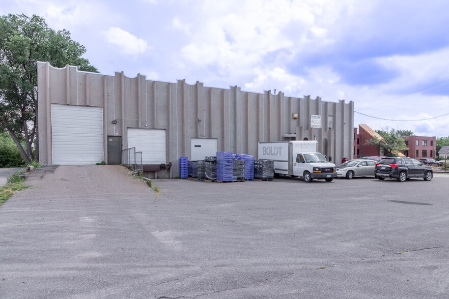 321 NE Wilson St, Minneapolis, MN for lease - Building Photo - Image 1 of 19