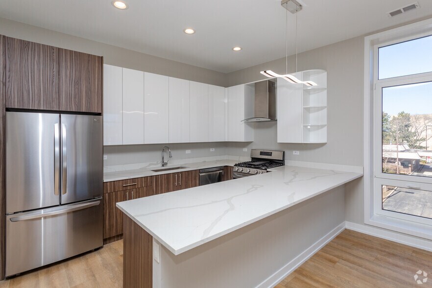 8025 Skokie Blvd, Skokie, IL for lease - Interior Photo - Image 2 of 4