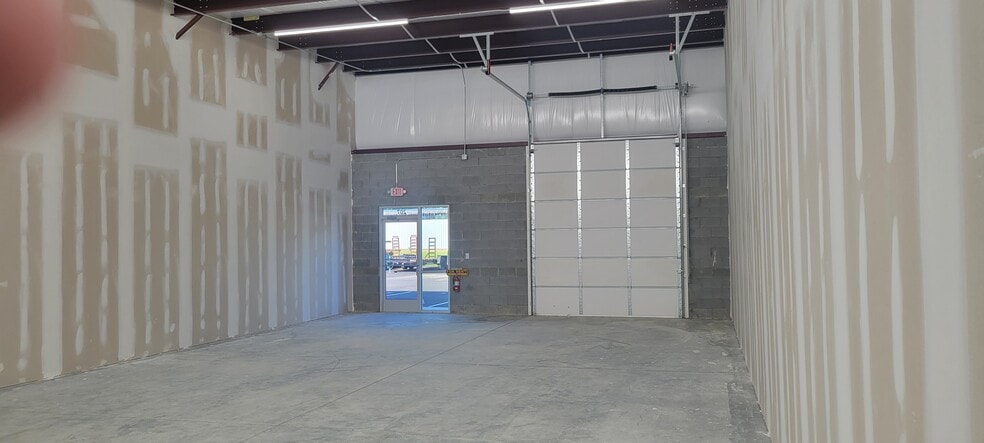 8129 Pine Ridge Rd, Mechanicsville, VA for lease - Interior Photo - Image 3 of 19