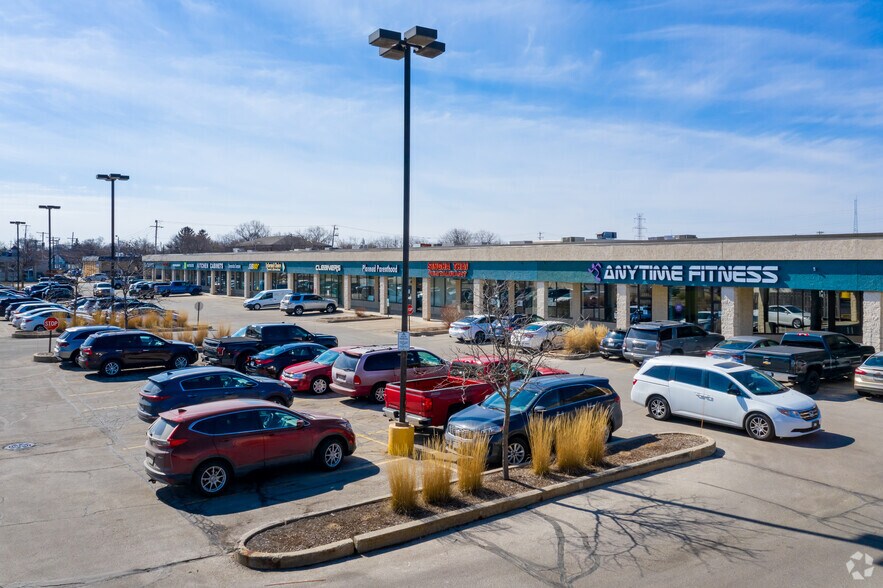 2225-2267 S 108th St, West Allis, WI à louer - Photo du bâtiment - Image 2 de 8