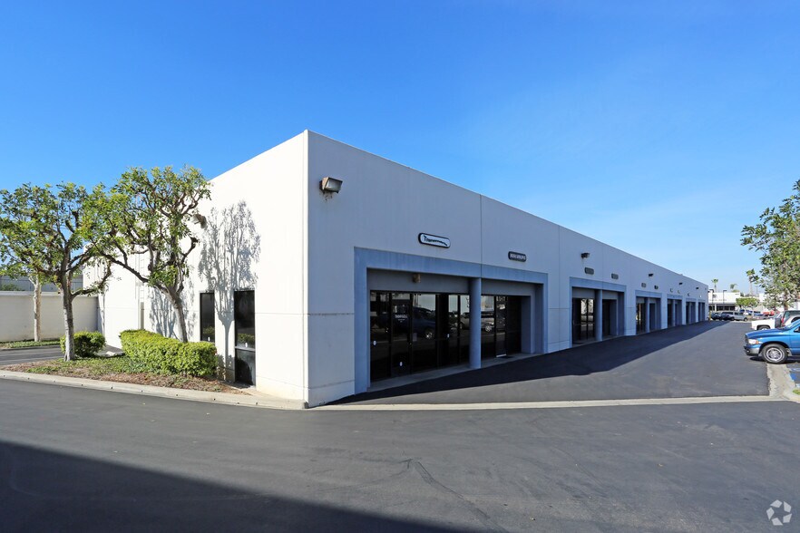 1300 Pioneer St, Brea, CA à louer - Photo du bâtiment - Image 3 de 7