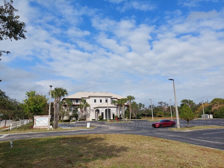 1960 Pointe West Dr, Vero Beach, FL for lease - Building Photo - Image 3 of 4