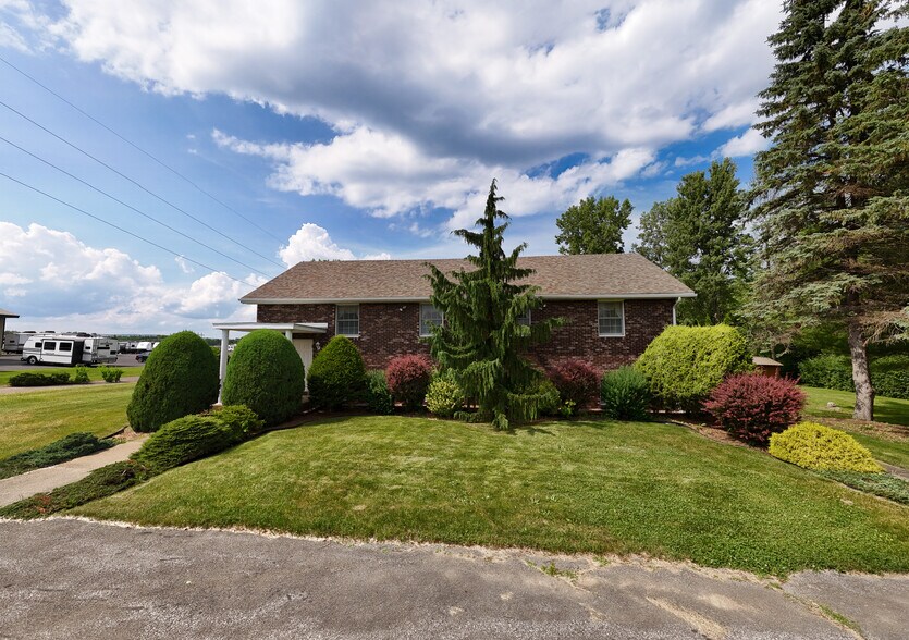 228 Tom Miller Rd, Plattsburgh, NY à vendre - Photo principale - Image 1 de 32