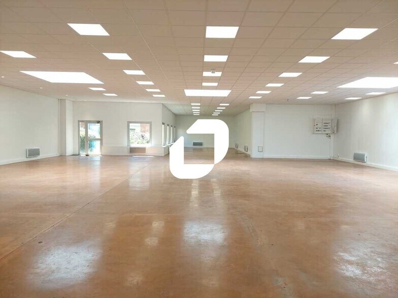 Office in Trappes for lease - Interior Photo - Image 2 of 12
