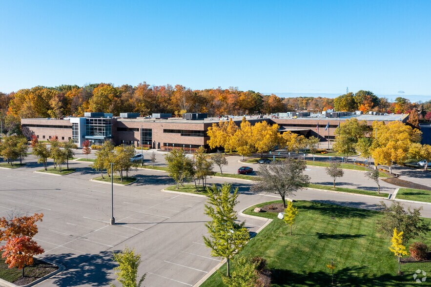 39600 Lewis Dr, Novi, MI à louer - Photo du bâtiment - Image 2 de 10