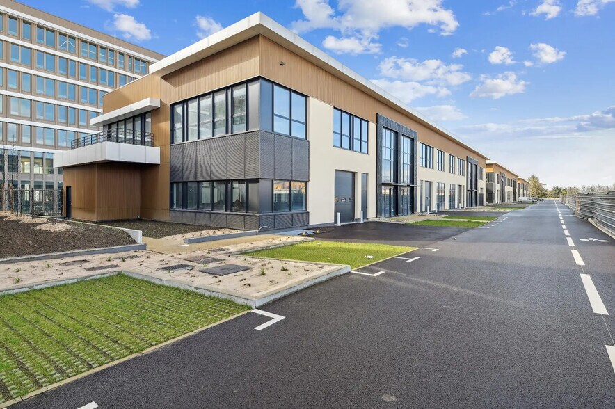 Flex in Nanterre for lease - Building Photo - Image 2 of 7