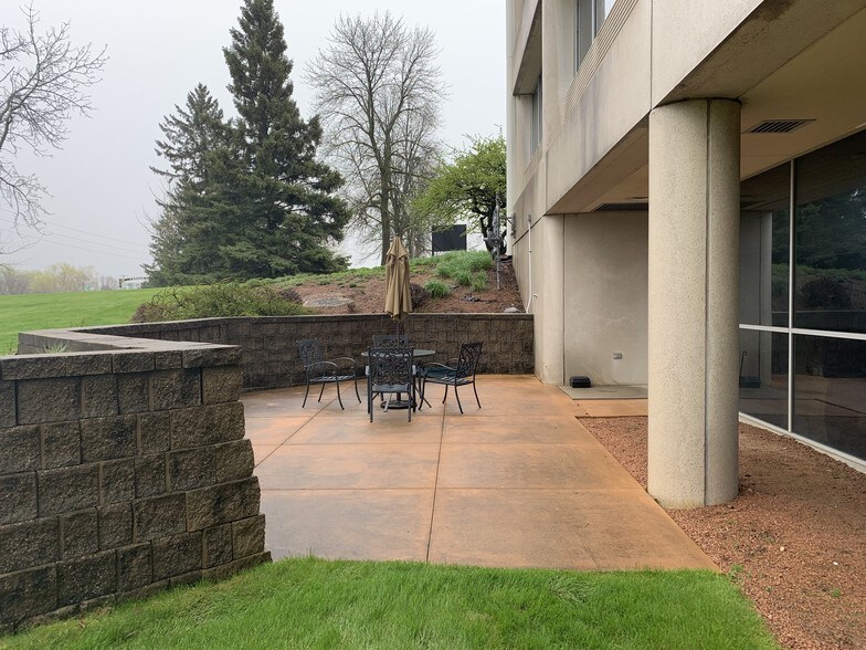 N28W23000 Roundy Dr, Pewaukee, WI à vendre - Photo du bâtiment - Image 3 de 18