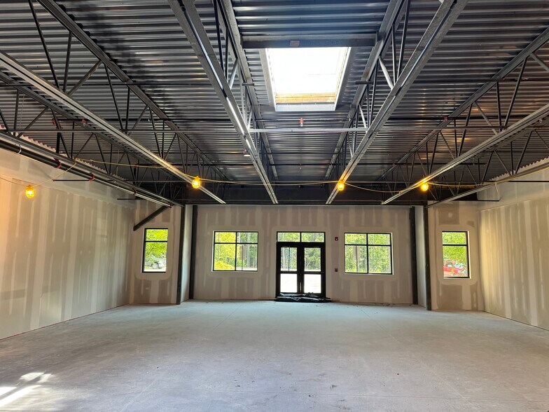 42 Industrial Park Rd, Saco, ME à louer - Photo du bâtiment - Image 2 de 11