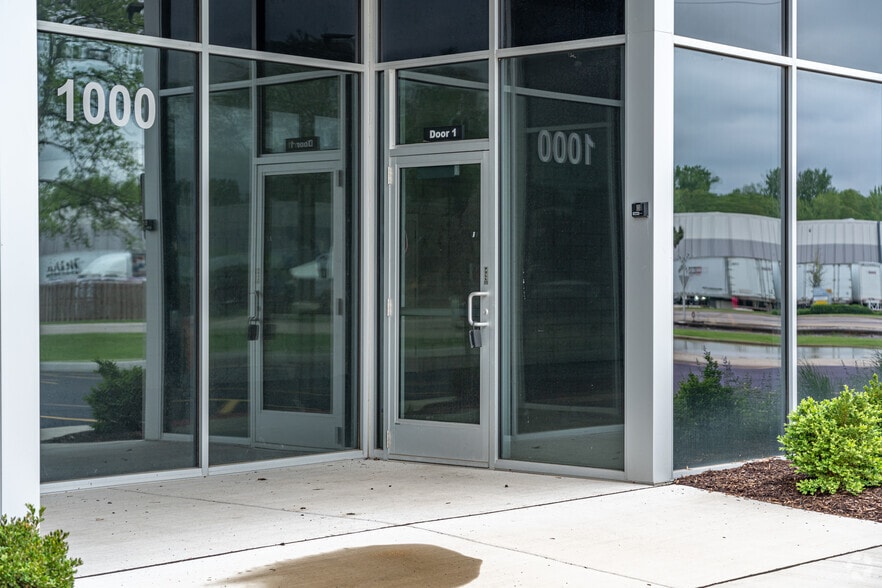 1000 Harvester Rd, West Chicago, IL for lease - Building Photo - Image 2 of 4