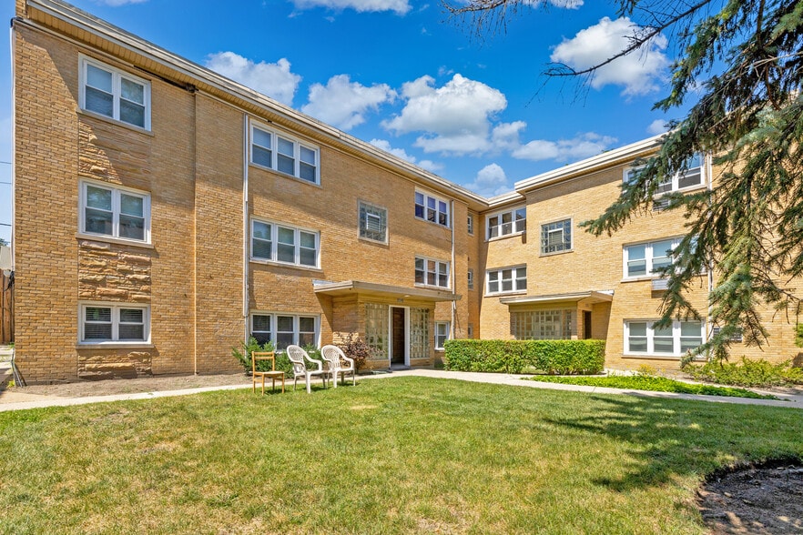 8042 & 8046-8050 Kilpatrick Ave portfolio of 2 properties for sale on LoopNet.ca - Building Photo - Image 3 of 10