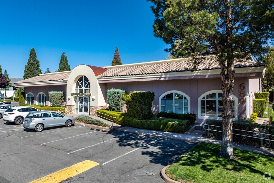 689 Sierra Rose Dr, Reno, NV for lease - Building Photo - Image 2 of 4