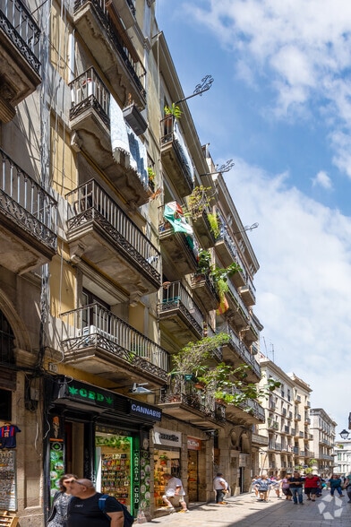 Retail in Barcelona, Barcelona for lease - Building Photo - Image 2 of 2