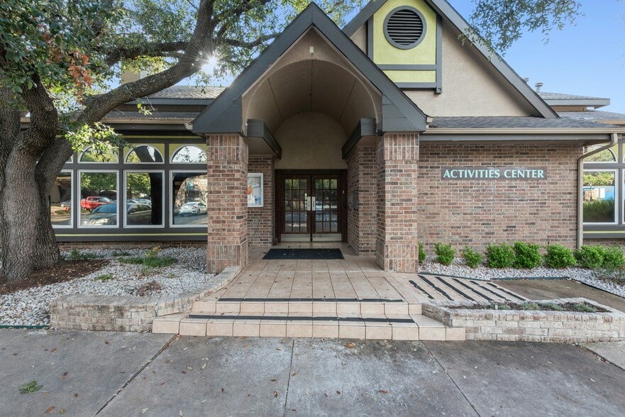 7685 Northcross Dr, Austin, TX à louer - Photo du bâtiment - Image 1 de 27