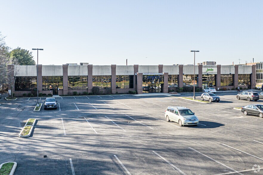 51 Charles Lindbergh Blvd, Uniondale, NY à vendre - Photo du bâtiment - Image 2 de 9