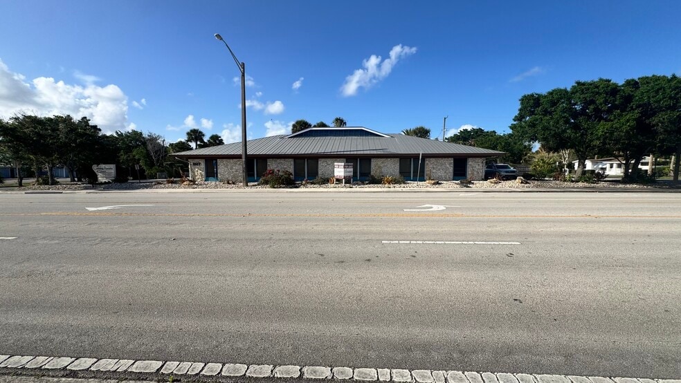 1027 SE Ocean Blvd, Stuart, FL for lease - Building Photo - Image 3 of 6