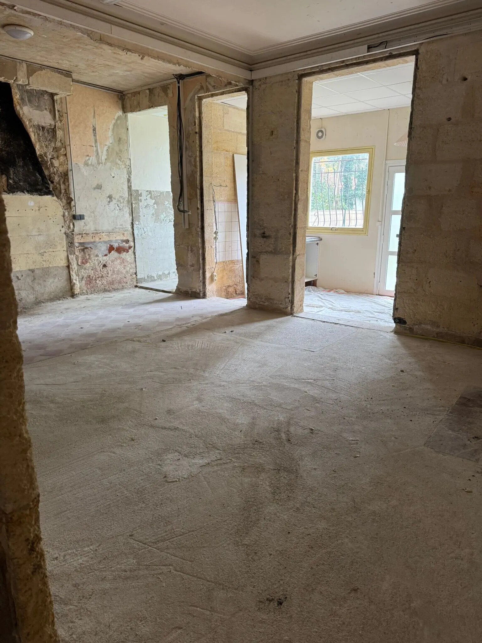 Multifamily in Bordeaux for sale Interior Photo- Image 1 of 5