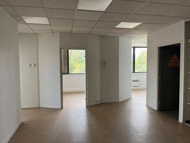 Office in Besançon for lease - Building Photo - Image 2 of 11
