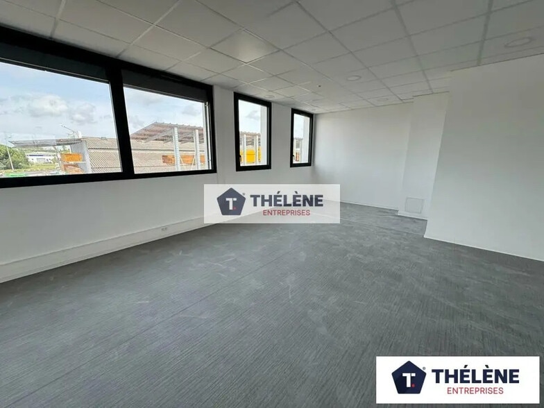 Retail in Lattes for lease - Building Photo - Image 1 of 10