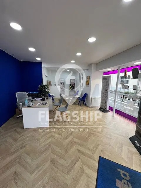 Retail in Montreuil for lease Building Photo- Image 1 of 9