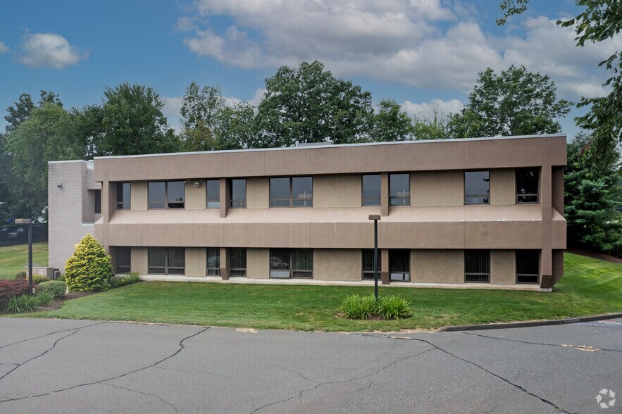 14 Commerce Rd, Newtown, CT à louer - Photo du bâtiment - Image 3 de 7