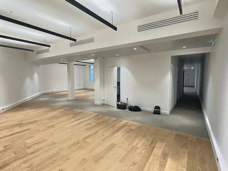 42 Rue De Bassano, Paris à louer - Photo du bâtiment - Image 3 de 13