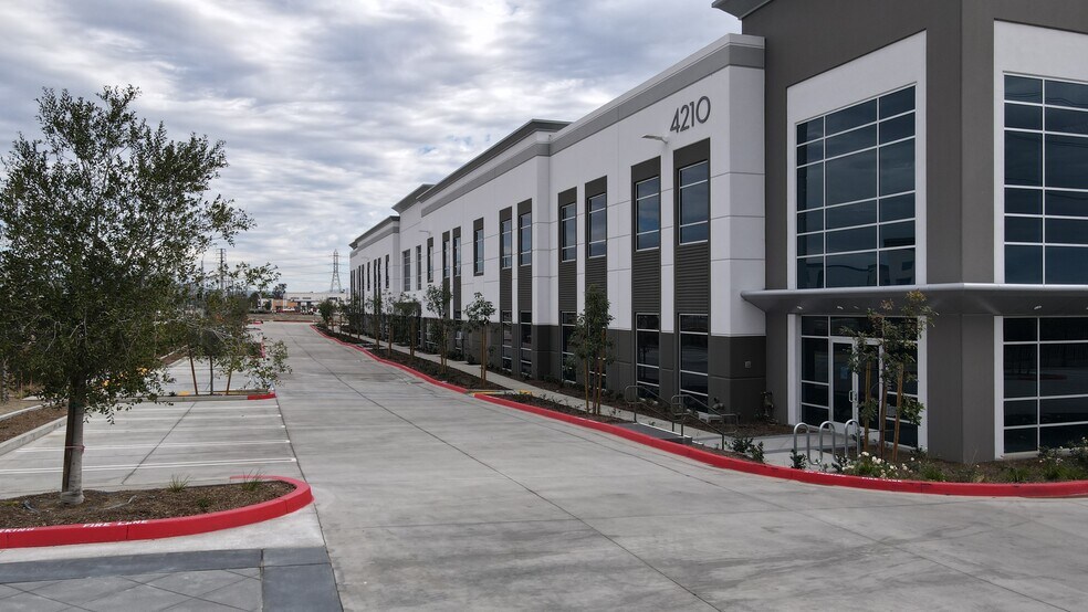 4210 E Riverside Dr, Ontario, CA à louer - Photo du bâtiment - Image 2 de 11