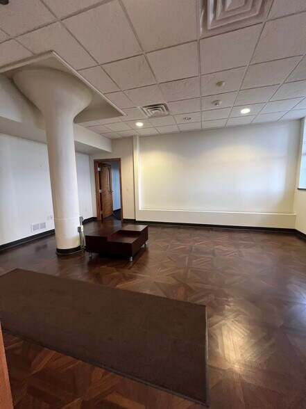333 N Commercial St, Neenah, WI for lease - Interior Photo - Image 2 of 7