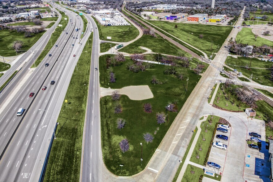 5855 N Stemmons Fwy, Corinth, TX à vendre - Aérien - Image 2 de 6