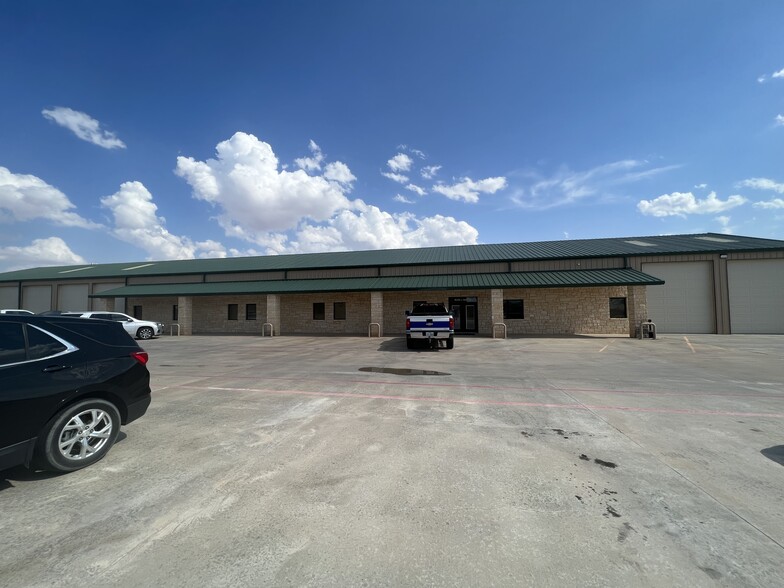 6413 N State Highway 349, Midland, TX à louer - Photo du bâtiment - Image 1 de 69