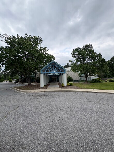 1130 Sugg Pky, Greenville, NC à louer - Photo du bâtiment - Image 1 de 44