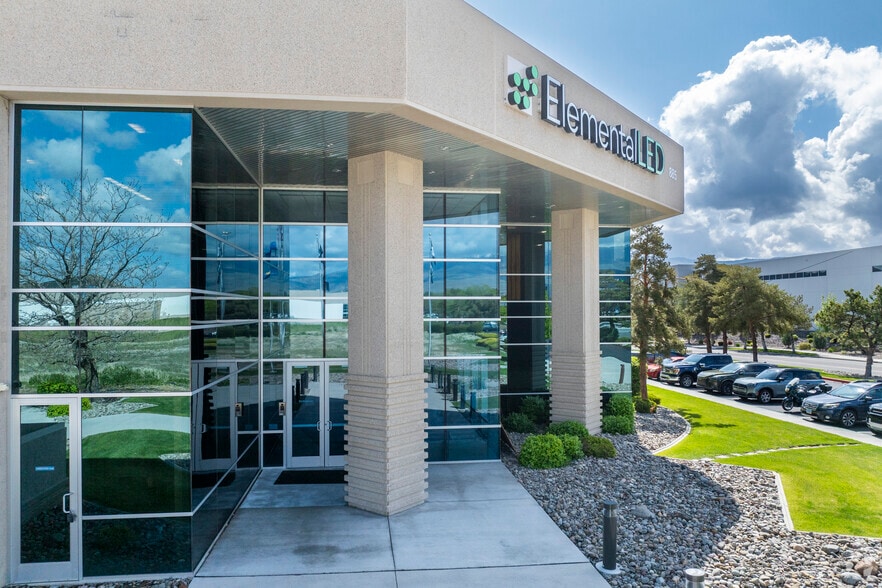 885 Trademark Dr, Reno, NV à louer - Photo du bâtiment - Image 3 de 6