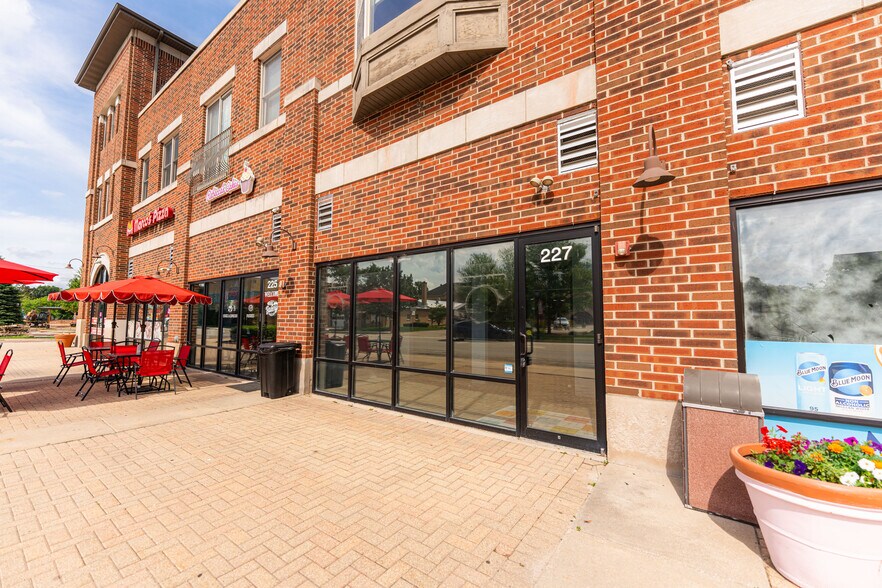 241 S Main St, Bartlett, IL à louer - Photo du bâtiment - Image 3 de 19