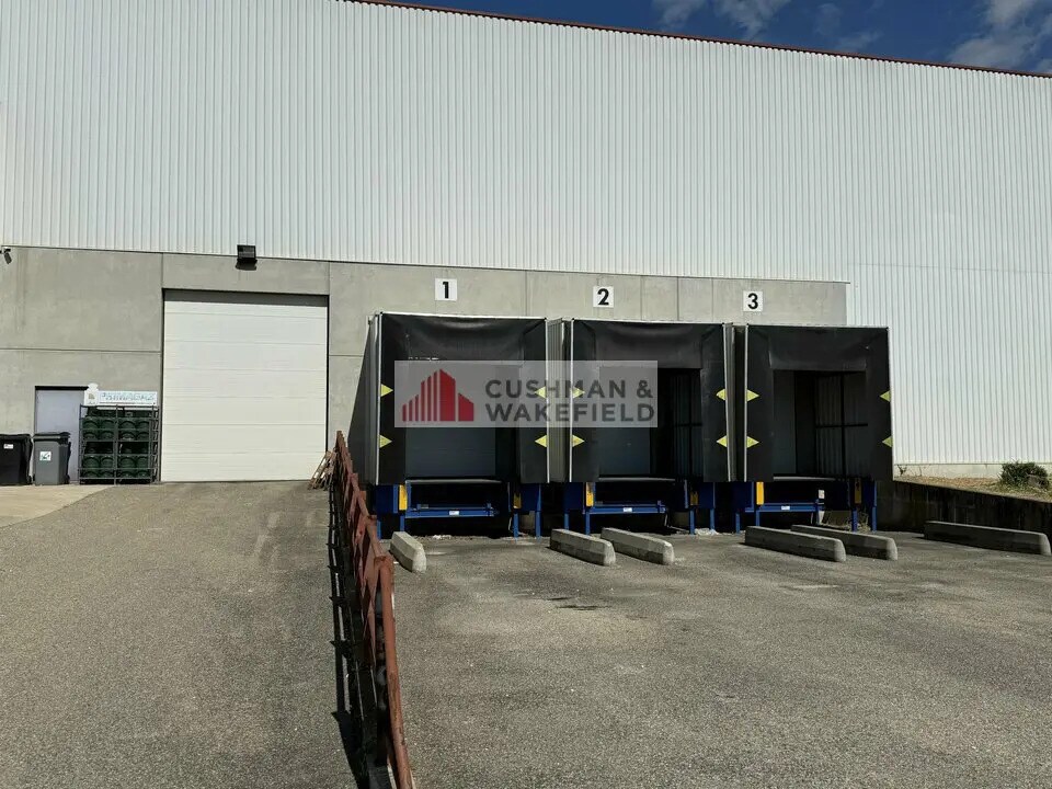 Flex in Nîmes for lease Building Photo- Image 1 of 4