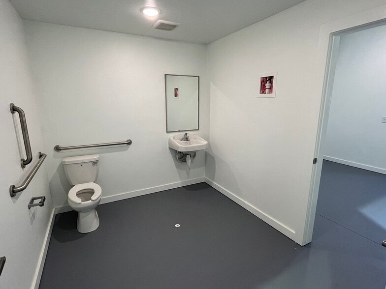 3220 Cooke Way, Oklahoma City, OK for lease - Interior Photo - Image 2 of 6