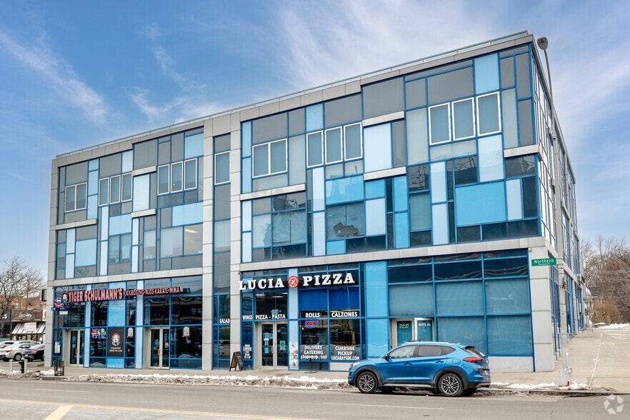 215-15 Northern Blvd, Bayside, NY for lease - Primary Photo - Image 2 of 107